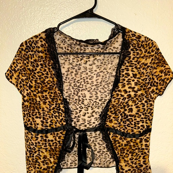 Tops - Leopard print crop top